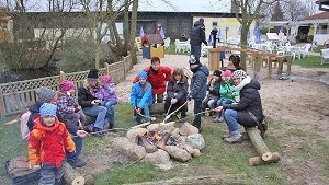 Stockbrotessen am Lagerfeuer