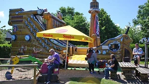 Spielplatz mit Hüpfburg