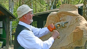 Erstellung einer Holzskulptur für die Märchenwelt