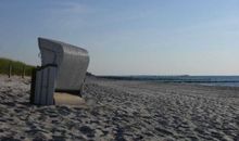 Sandstrand mit Strandkorb