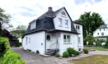 Blick vom Hof auf das Ferienhaus mit kleinem eigenen Spielplatz