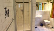 Badezimmer mit Dusche und WC