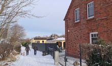 Wanderweg direkt am Roten Haus am Haff vorbei