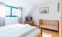 1. Schlafzimmer 1. Wohnebene mit Kinderbett