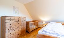 Schlafzimmer mit Kinderbet