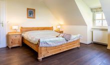 Schlafzimmer mit Doppelbett