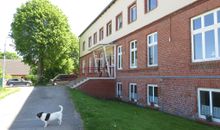 Gutshaus Langendorf mit Hund Chicco