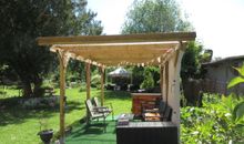 Loungeecke mit Grillplatz im Garten