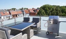 große Dachterrasse mit Gartenmöbel