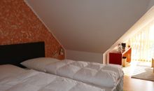 Schlafzimmer mit Doppelbett