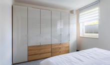 Schlafzimmer mit Kleiderschrank