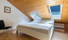 Schlafzimmer mit Doppelbett