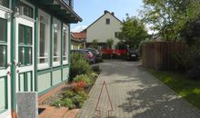 hinten links finden Sie unseren Bungalow und geradeaus den Parkplatz