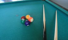 Indoor-Spielhalle mit Tischkicker, Billard und Tischtennis