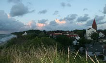 Blick auf Kirche und stürmische Ostsee