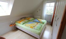 Schlafzimmer mit Doppelbett