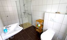 Badezimmer mit ebenerdiger Dusche und WC