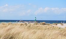 Düne am Strand mit Leuchtturm