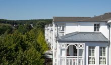 Die Terrasse mit Liegestuhl und Bollerwagen