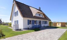 Strandbank - Blick auf das bezaubernde Ferienhaus unter Reet