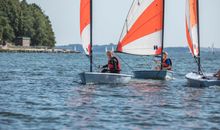 in unserer Segelschule lernen Groß und Klein das Segeln