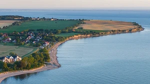 Naturstrand mit Steilküste