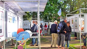 Cartoonair am Meer Prerow - Ausstellung im Garten des Kulturkaten