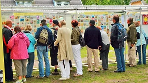 Cartoonair am Meer Prerow - Ausstellung im Garten des Kulturkaten