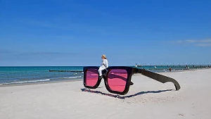 Beliebtes Fotomotiv: Riesenbrille am Strand