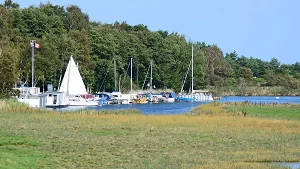 Segelyachten im Boddenhafen