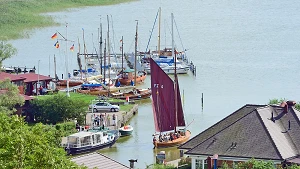 Zeesboot verlässt den Hafen von Wustrow