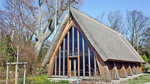 Kirche Ahrenshoop mit Reetdach