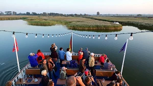 Fahrgastschiff auf Kranichbeobachtungstour