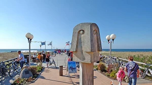 Skulptur auf dem Vorplatz der Seebrücke Wustrow