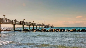 Seebrücke Wustrow in der Abenddämmerung