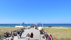 Spaziergang auf der Seebrücke Wustrow