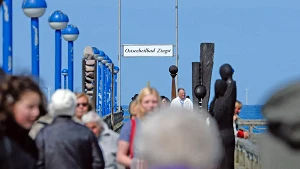 Spaziergang auf der Seebrücke Zingst