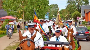 Festumzug durch den Ort Ahrenshoop