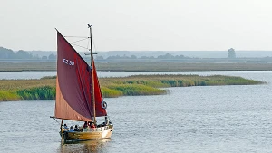 Zeesboot segelt auf dem Bodden