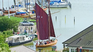 Zeesboot segelt aus dem Hafen