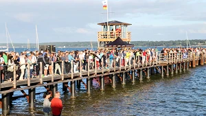 Zuschauer auf der Seebrücke