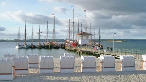 Strandkörbe an der Seebrücke