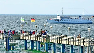 Fahrgastschiff an der Seebrücke