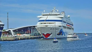 Kreuzfahrtschiff in Warnemünde