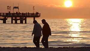 Sonnenuntergang am Strand genießen