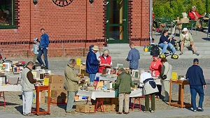 Veranstaltungen für die ganze Familie, z. B. Bücherflohmarkt