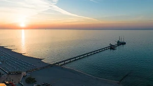 Seebrücke bei Sonnenaufgang