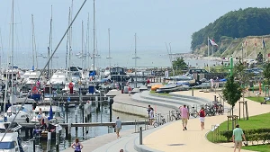 Geschwungene Promenade am Yachthafen