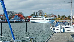 Fahrgastschiff im Hafen Breege