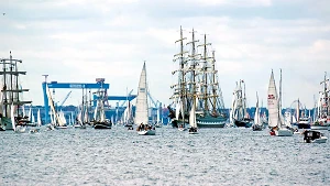 Traditionssegler, Fördedampfer und große Fähren auf der Kieler Förde ©Bodo Quante